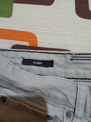 Pantalón vaquero caballero gris verdoso