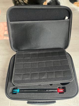 Nintendo Switch con funda azul y roja