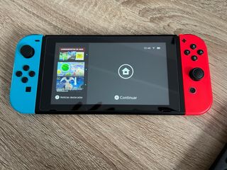Nintendo Switch con funda azul y roja