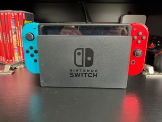 Nintendo Switch con funda azul y roja