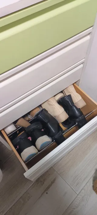 Zapatero verde y blanco