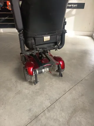 Silla de ruedas eléctrica roja y negra