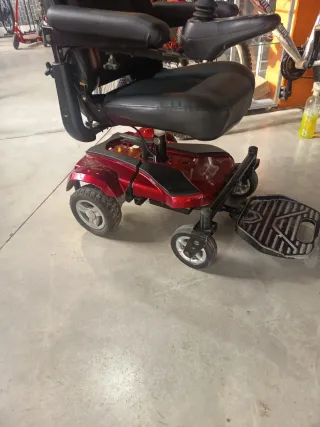 Silla de ruedas eléctrica roja y negra