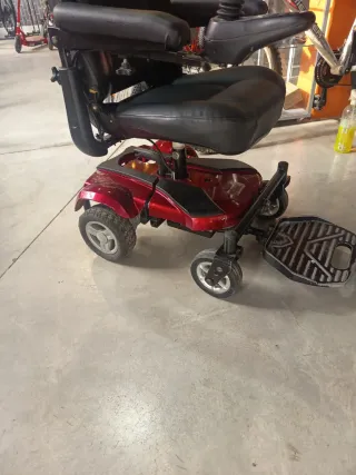 Silla de ruedas eléctrica roja y negra