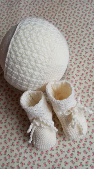 Conjunto tejido bebé: gorro y patucos