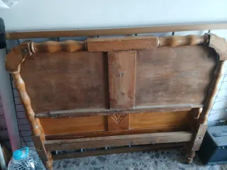 Cabecero de cama antiguo de madera