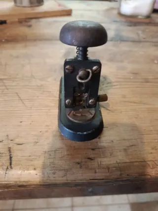 Grapadora antigua de metal