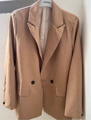 Blazer beige y sobre camisa de pana ligera en beig