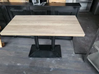 Mesa de madera con pata central negra