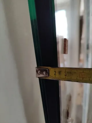 Puerta aluminio blanca con cristal y cerrojo