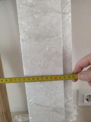 Puerta aluminio blanca con cristal y cerrojo