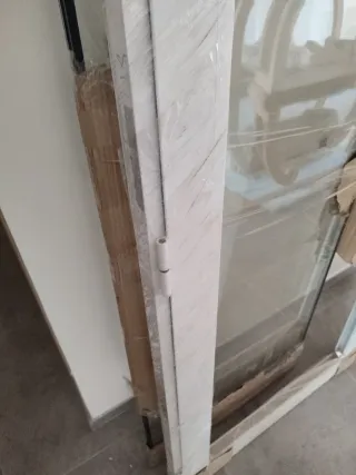 Puerta aluminio blanca con cristal y cerrojo