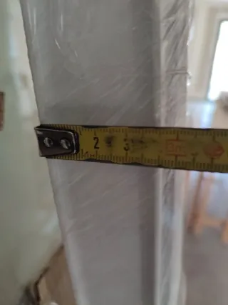 Puerta aluminio blanca con cristal y cerrojo