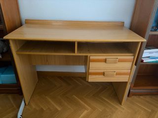 Mesa de madera rústica antigua