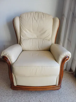 Sillón de piel beige y madera