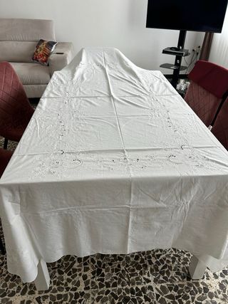 Tovaglia rettangolare in lino ricamata a mano