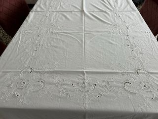 Tovaglia rettangolare in lino ricamata a mano