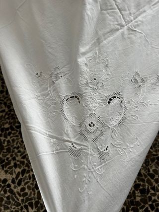 Tovaglia rettangolare in lino ricamata a mano