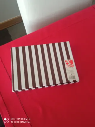 Caja con rayas marrones y blancas
