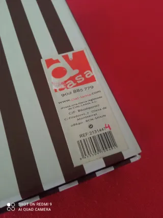 Caja con rayas marrones y blancas