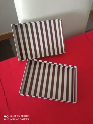 Caja con rayas marrones y blancas