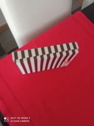 Caja con rayas marrones y blancas