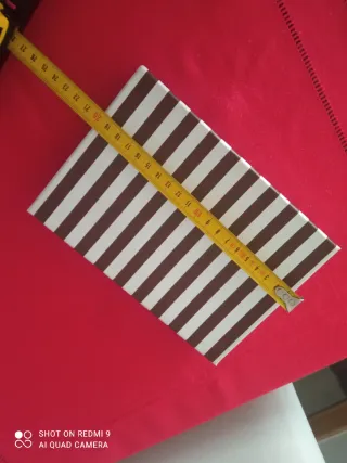 Caja con rayas marrones y blancas