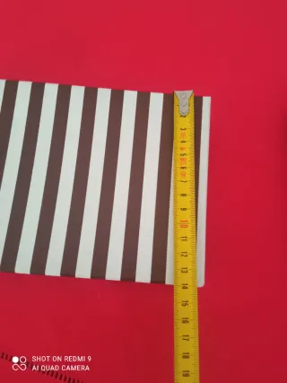 Caja con rayas marrones y blancas