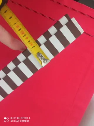 Caja con rayas marrones y blancas