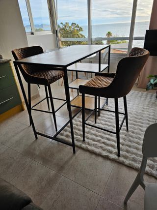 Mesa alta con 2 taburetes