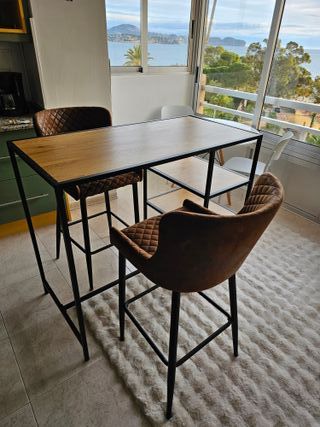 Mesa alta con 2 taburetes