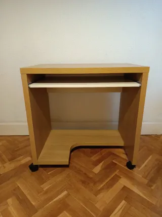 Escritorio Ikea con bandeja para teclado