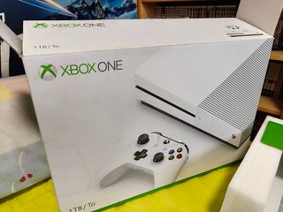 Xbox One S 1TB Blanca + FIFA FC 25 + mando blanco