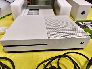 Xbox One S 1TB Blanca + FIFA FC 25 + mando blanco
