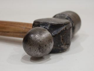 ANTIGUO MARTILLO DE BOLA DE HERRERO.