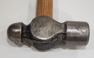 ANTIGUO MARTILLO DE BOLA DE HERRERO.