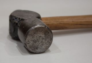 ANTIGUO MARTILLO DE BOLA DE HERRERO.