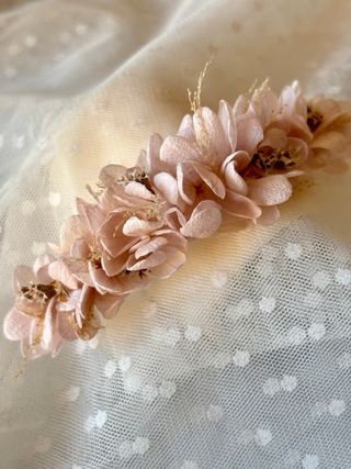 Tocado floral rosa maquillaje