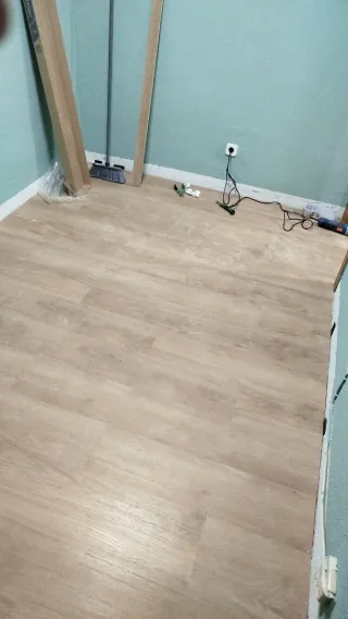 Tarima flotante y suelo vinílico