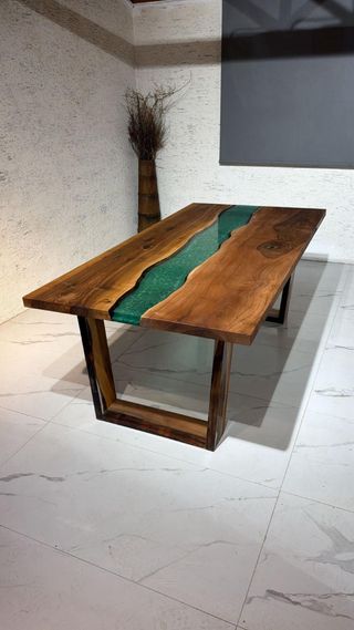 Mesa de comedor de nogal con resina epoxi
