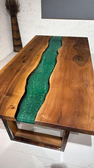 Mesa de comedor de nogal con resina epoxi