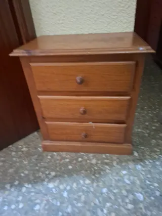 Mesita de noche de madera