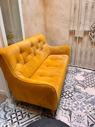 Sofá 2 plazas mostaza terciopelo