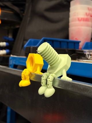 Figura tuerca y/o tornillo con brazos y piernas