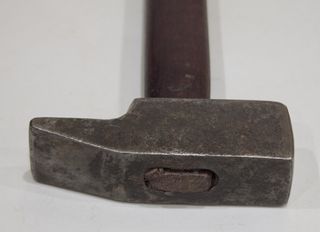 ANTIGUO MARTILLO PARA RIBETEAR.