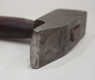 ANTIGUO MARTILLO PARA RIBETEAR.