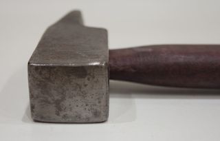 ANTIGUO MARTILLO PARA RIBETEAR.