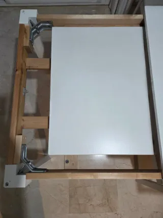 Mesa extensible y 4 sillas de madera