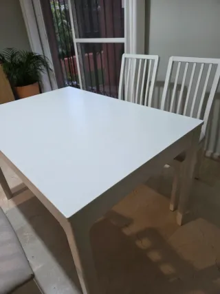 Mesa extensible y 4 sillas de madera