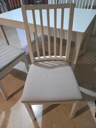 Mesa extensible y 4 sillas de madera